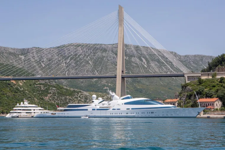 &Scaron;eik zaljubljen u Dubrovnik se vratio: Pogledajte 135 metara dugu luksuznu jahtu kojom je stigao
