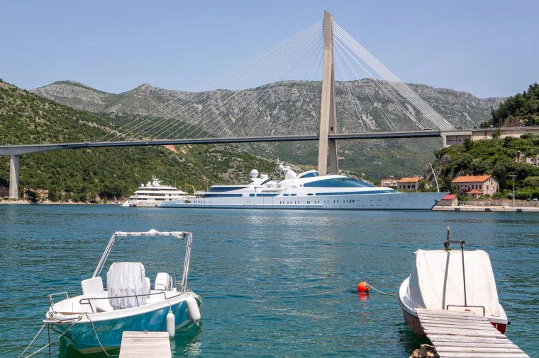 &Scaron;eik zaljubljen u Dubrovnik se vratio: Pogledajte 135 metara dugu luksuznu jahtu kojom je stigao