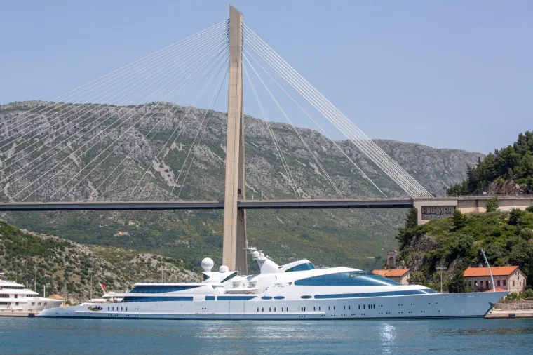 &Scaron;eik zaljubljen u Dubrovnik se vratio: Pogledajte 135 metara dugu luksuznu jahtu kojom je stigao