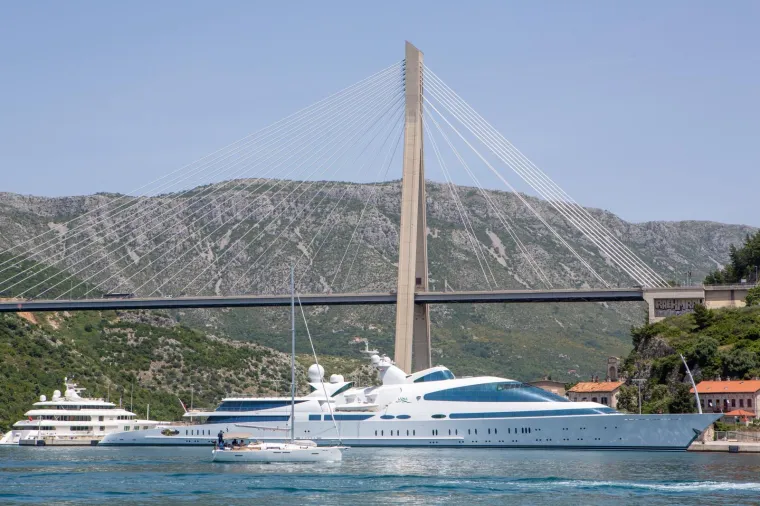 &Scaron;eik zaljubljen u Dubrovnik se vratio: Pogledajte 135 metara dugu luksuznu jahtu kojom je stigao