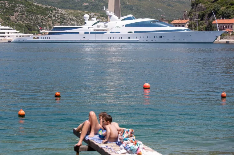 &Scaron;eik zaljubljen u Dubrovnik se vratio: Pogledajte 135 metara dugu luksuznu jahtu kojom je stigao