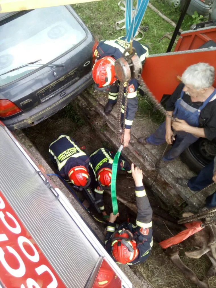 Jedna je krava nes(p)retno upala u kanal i vlasnici ili vlasniku je preostalo samo jedno - pozvati vatrogasce