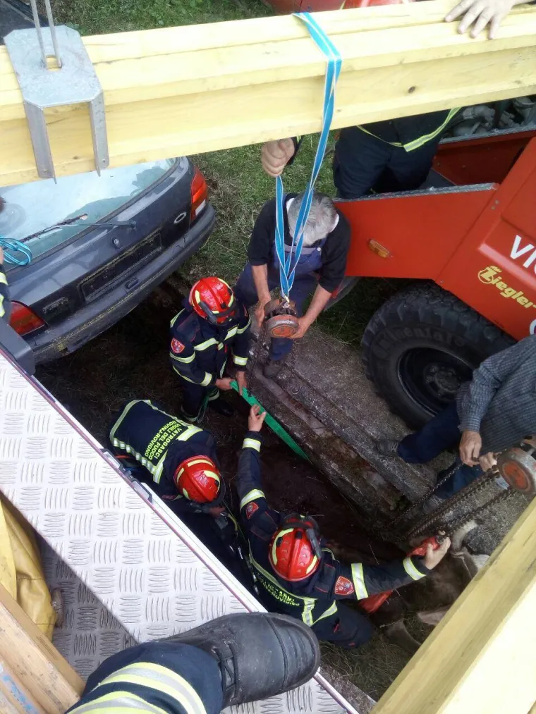 Jedna je krava nes(p)retno upala u kanal i vlasnici ili vlasniku je preostalo samo jedno - pozvati vatrogasce