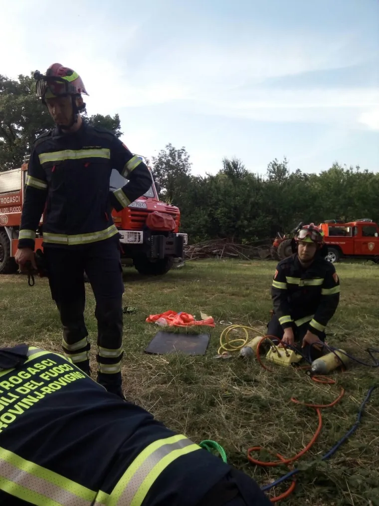 Jedna je krava nes(p)retno upala u kanal i vlasnici ili vlasniku je preostalo samo jedno - pozvati vatrogasce