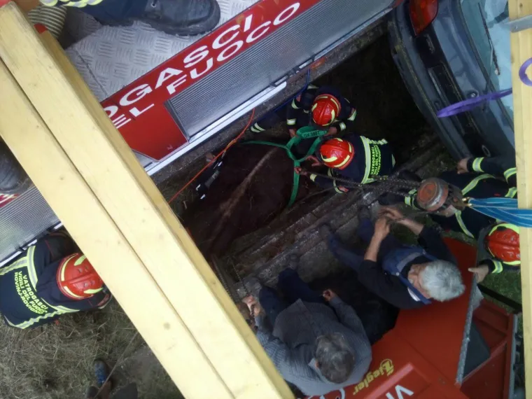 Jedna je krava nes(p)retno upala u kanal i vlasnici ili vlasniku je preostalo samo jedno - pozvati vatrogasce