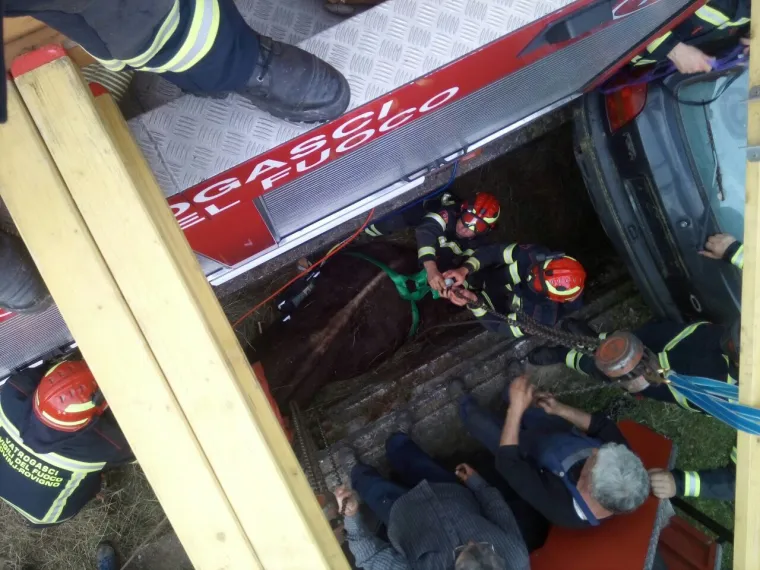 Jedna je krava nes(p)retno upala u kanal i vlasnici ili vlasniku je preostalo samo jedno - pozvati vatrogasce