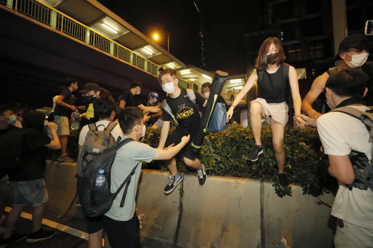 Najveći prosvjed u Hong Kongu zavr&scaron;io sukobom policije i studenata
