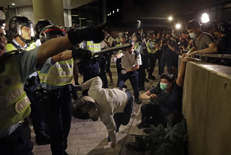 Najveći prosvjed u Hong Kongu zavr&scaron;io sukobom policije i studenata