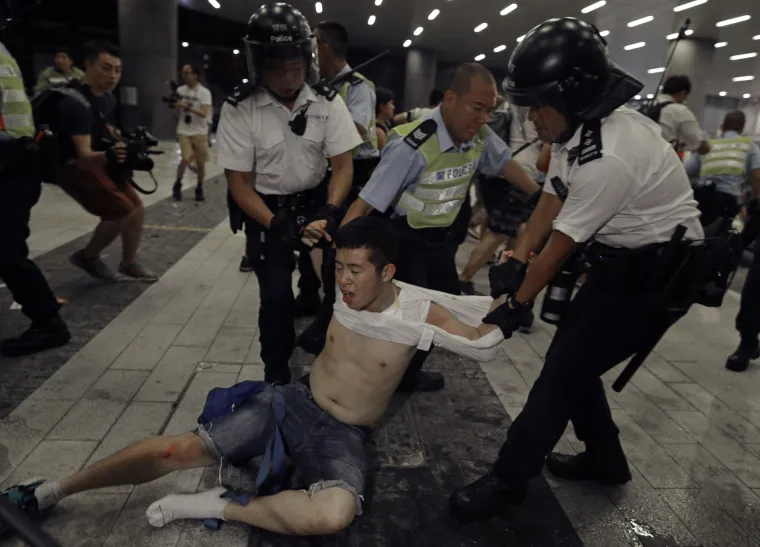 Najveći prosvjed u Hong Kongu zavr&scaron;io sukobom policije i studenata