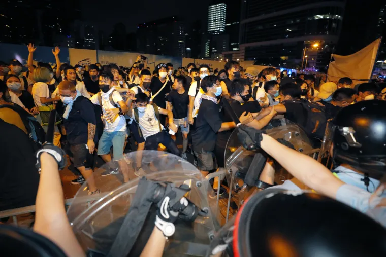 Najveći prosvjed u Hong Kongu zavr&scaron;io sukobom policije i studenata