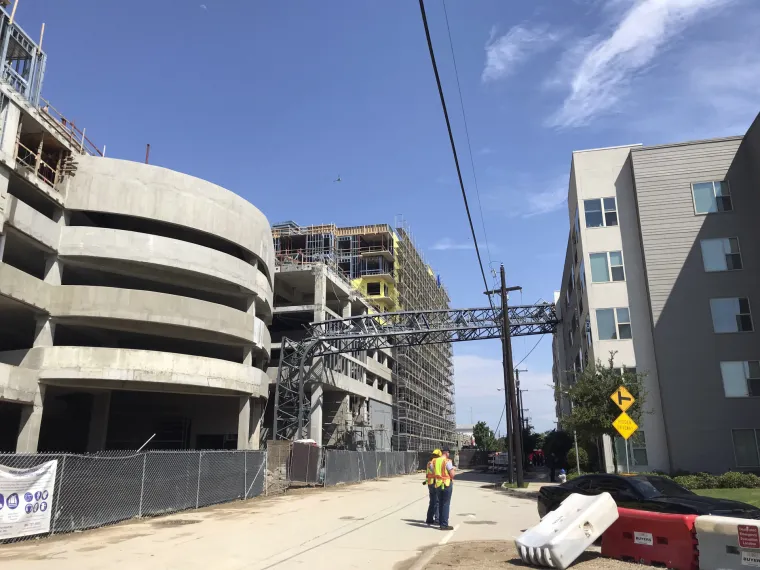 Dizalica pala i probila pet katova na zgradi: 'Pro&scaron;la je kao vrući nož kroz maslac!'