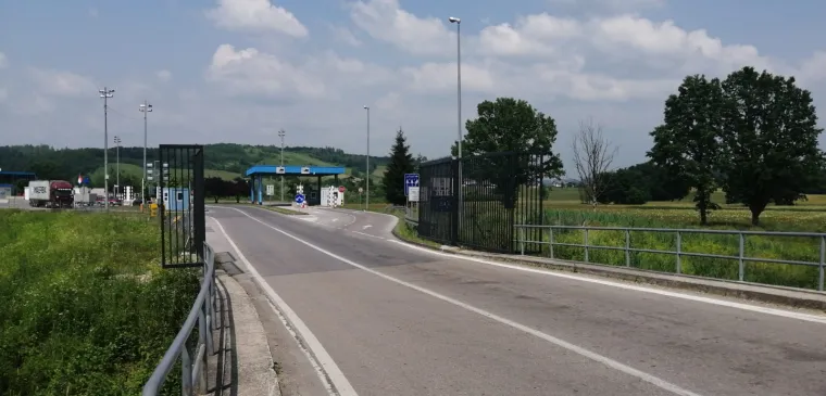 Ministarstvo financija kao tijelo nadležno za izgradnju i održavanje graničnih prijelaza, na traženje Ministarstva unutarnjih poslova RH, postavilo je 10. lipnja 2019. godine pomičnu fizičku barijeru (ogradu) na Granični prijelaz Maljevac s obzirom da je Schengenskom katalogu EU-a za nadzor vanjskih granica, povratak i ponovni prihvat navedeno „kako granične prijelaze  i  neposredno okolno područje  treba tehnički  nadgledati, a granične provjere i nadzor trebaju biti osvijetljeni.