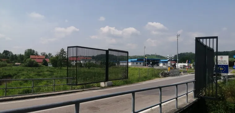 Granični  prijelazi, u pravilu, trebaju  biti odijeljeni ogradom, a iznimke se mogu napraviti u slučaju  graničnih  prijelaza za lokalni  granični promet, priopćio je MUP.