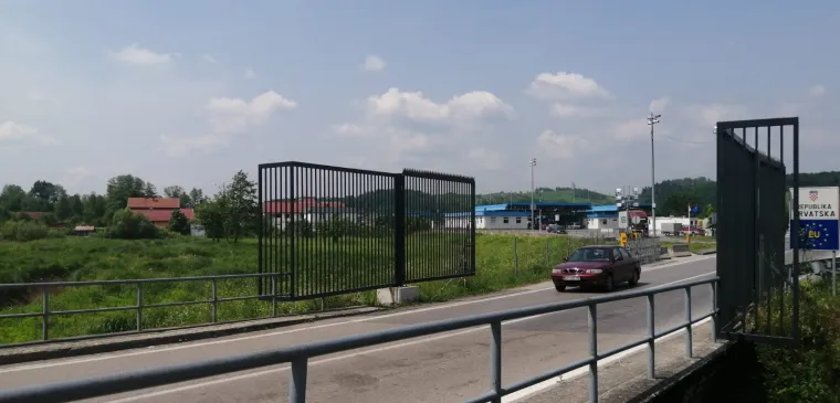 Također, podsjeća se, Zakonom o nadzoru državne granice propisano je kako graničnom prijelazu pripada prostor koji je potreban za obavljanje granične kontrole i drugih graničnih formalnosti, kao i neposredna okolica s objektima koji su potrebni za nesmetano i sigurno odvijanje prometa i obavljanje granične kontrole te drugih graničnih formalnosti.