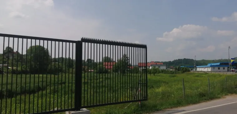 Tako nalaže Schengen? Evo kako izgleda visoka ograda na GP Maljevac postavljena zbog migranata