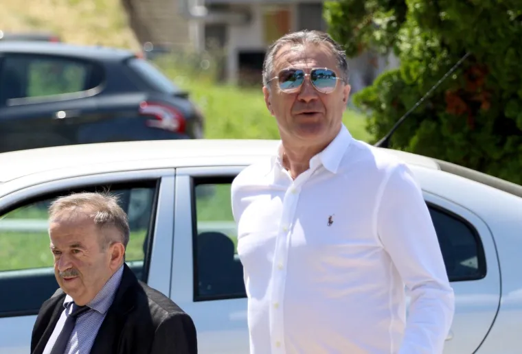 Zdravko Mamić do&scaron;ao je u zgradu suda u Sarajevu. Zdravku Mamiću jutros je uručen poziv za saslu&scaron;anje pred Sudom BiH na temelju tjeralice koju su za njim raspisale vlasti u Hrvatskoj.