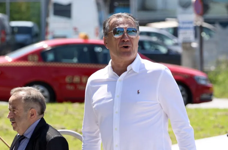 Zdravko Mamić do&scaron;ao je u zgradu suda u Sarajevu. Zdravku Mamiću jutros je uručen poziv za saslu&scaron;anje pred Sudom BiH na temelju tjeralice koju su za njim raspisale vlasti u Hrvatskoj.