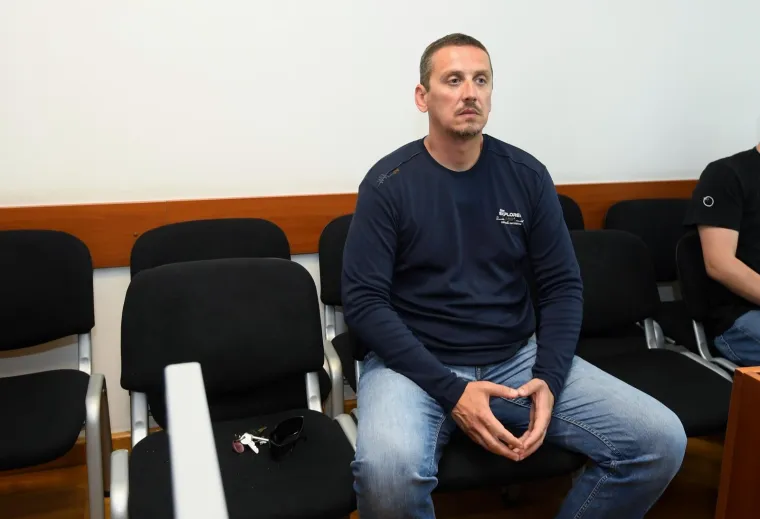 "Kasnije sam u novinama pročitala o pi&scaron;tolju...da mu se njime prijetilo. Meni o tome ni&scaron;ta nije pričao jer je znao da sam ja i zbog najmanjeg stresa odmah na tabletama. Mislim da me Dino htio za&scaron;tititi, bojao se da će ne&scaron;to izaći u medijima, a &scaron;to bi moglo meni i djeci na&scaron;koditi. Nakon napada me nazvao valjda jer je imao potrebu to sa mnom podijeliti jer sam mu bila i dalje vrlo bliska osoba. Sigurno je zvao tada I majku jer s njom je dijelio sve", zaključila je Nives Celzijus.