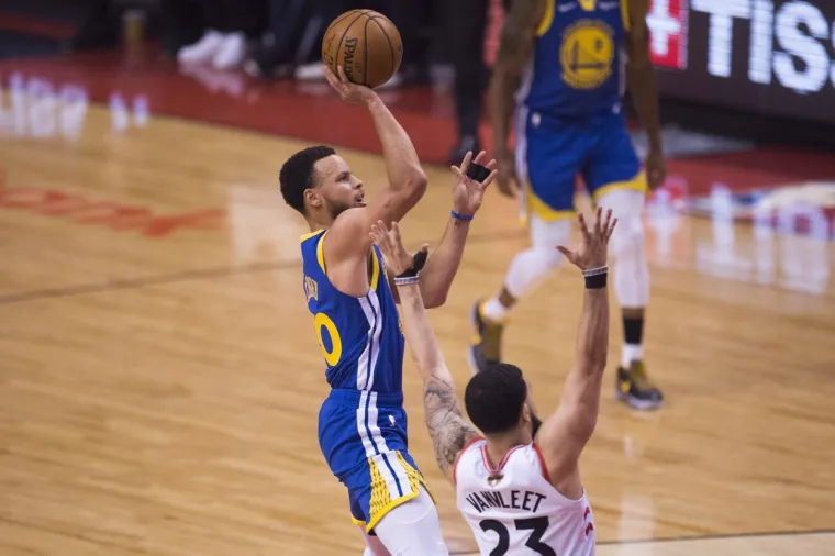 Toronto je pred svojim navijačima imao prvu meč loptu za povijesni naslov NBA prvaka, ali nije uspio. Ranjeni Golden State nije želio samo tako prepustiti tron i u dramatičnom susretu gosti su zasluženo slavili. Toronto je imao zadnji napad, 15 sekundi za koš i slavlje, ali gosti su se obranili. Serija sada seli u Oakland gdje je u četvrtak na rasporedu šesta utakmica, a možebitna sedma, ponovo je u Torontu 16. lipnja.
