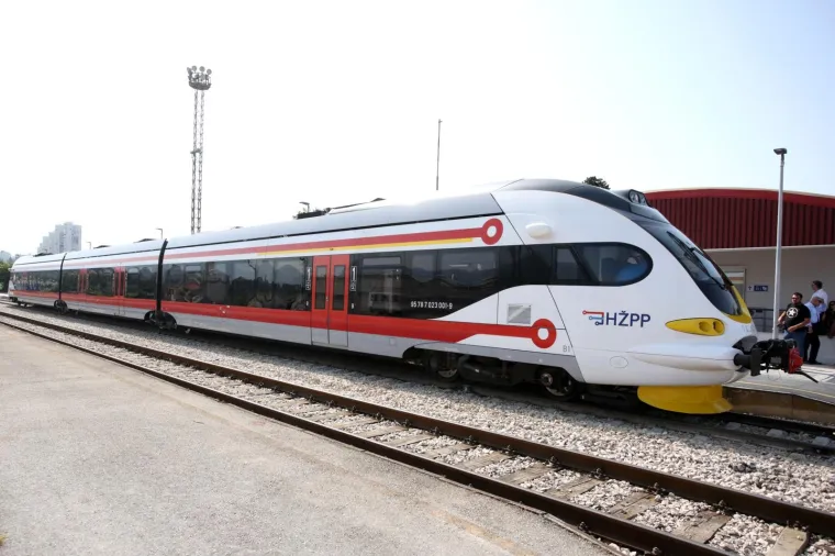 11.06.2019., Split - Prva vožnja prigradskog vlaka koji povezuje kolodvor Kopilica s glavnim kolodvorom na rivi. Photo: Miranda Čikotić/PIXSELL