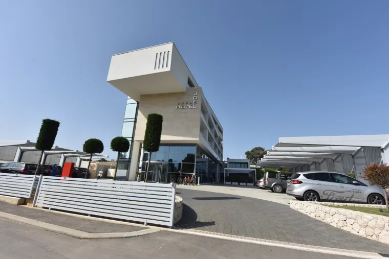 Pogledajte kako se ministar turizma zabavljao u hotelu Dejana Lovrena!