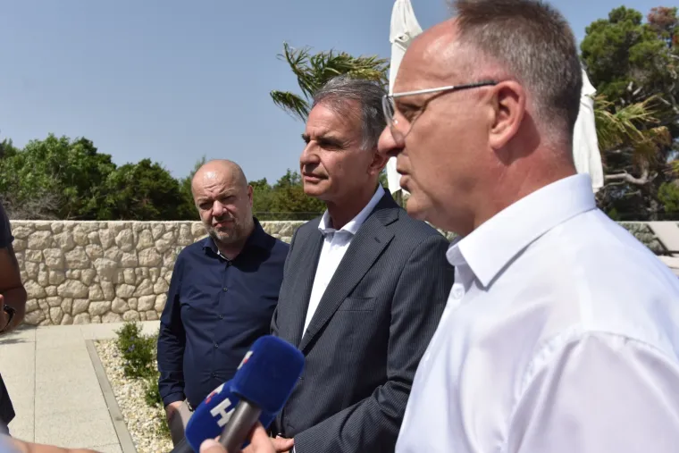 Pogledajte kako se ministar turizma zabavljao u hotelu Dejana Lovrena!