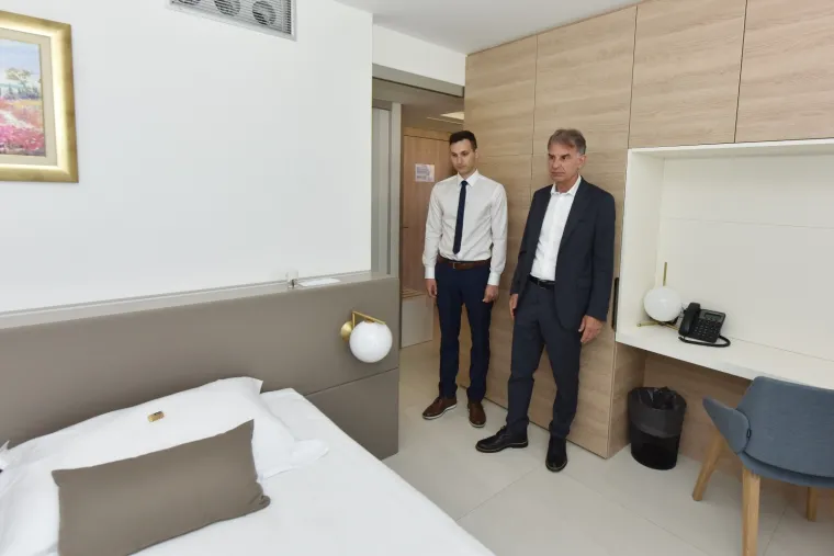 Pogledajte kako se ministar turizma zabavljao u hotelu Dejana Lovrena!