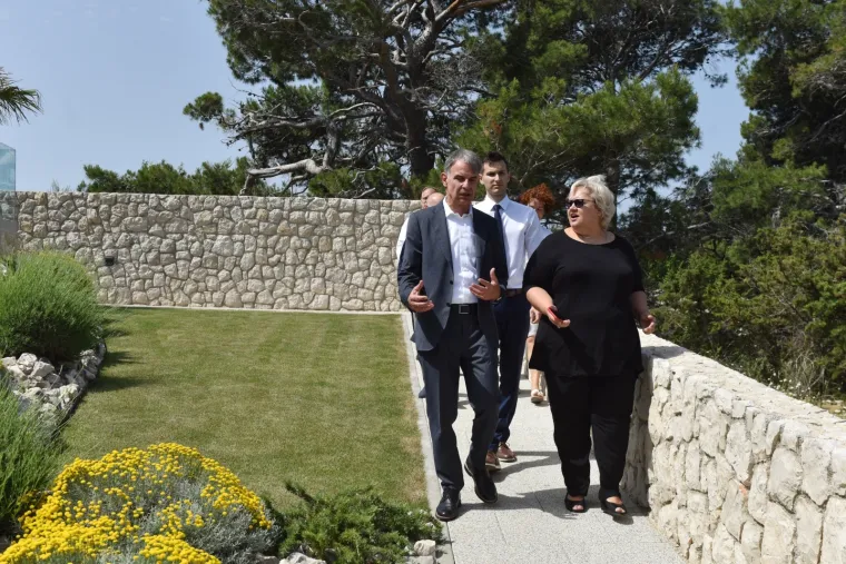 Pogledajte kako se ministar turizma zabavljao u hotelu Dejana Lovrena!