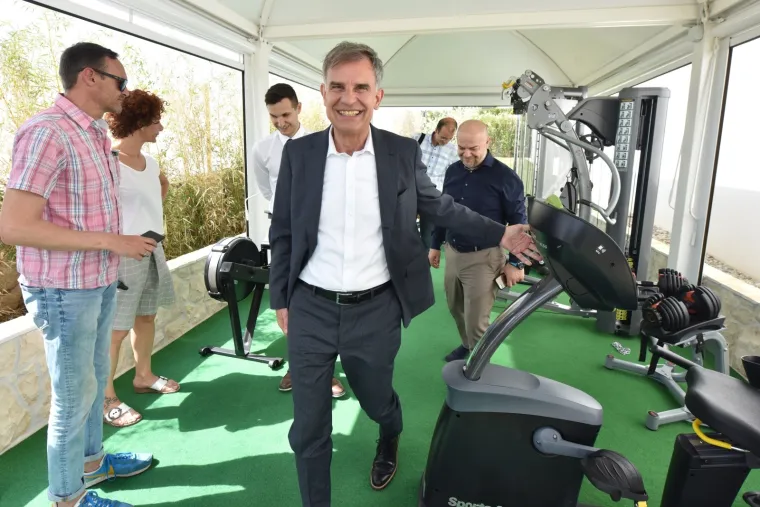 Pogledajte kako se ministar turizma zabavljao u hotelu Dejana Lovrena!