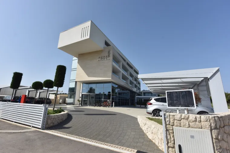 Pogledajte kako se ministar turizma zabavljao u hotelu Dejana Lovrena!