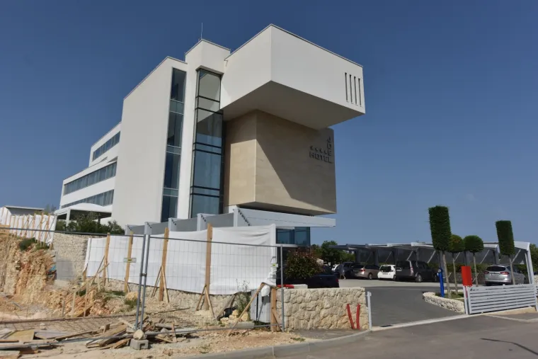 Pogledajte kako se ministar turizma zabavljao u hotelu Dejana Lovrena!