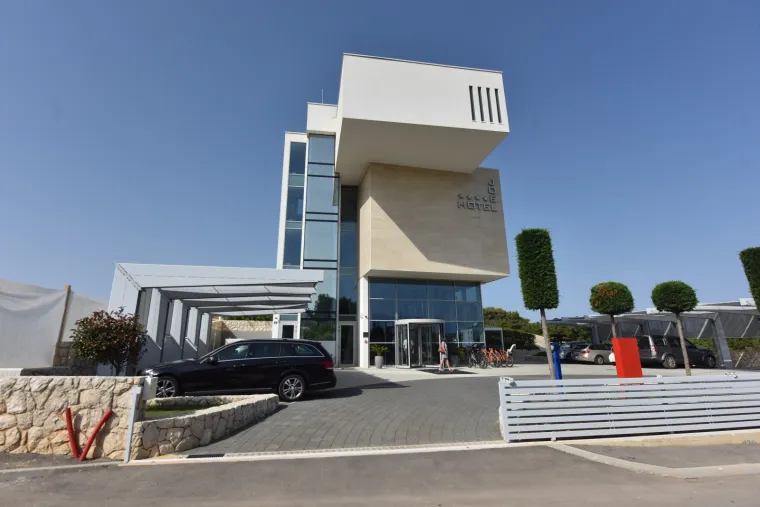 Pogledajte kako se ministar turizma zabavljao u hotelu Dejana Lovrena!