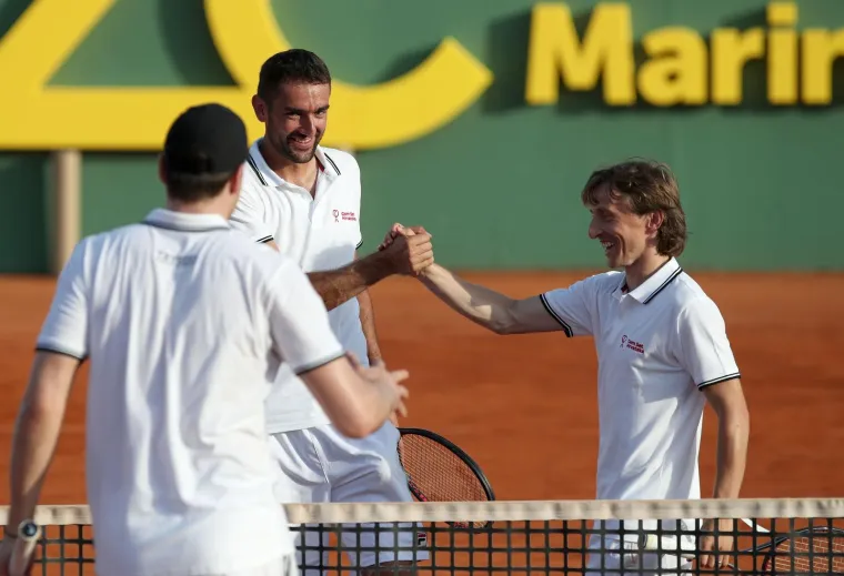 Te&scaron;ko se sjetiti kad je ovoliko vrhunskih sporta&scaron;a bilo zajedno na jednom mjestu. No, jo&scaron; je važniji razlog njihova okupljanja. Sve ih je udružio humanitarni cilj, a to je izgradnja multifunkcionalnog sportskog igrali&scaron;ta u O&Scaron; Tordinci u Vukovarsko-srijemskoj županiji. Naime, sva zarada od turnira uz donacije partnera projekta namijenjena je za &scaron;kolu u Tordincima koja broji 125 učenika u 10 razreda, a nema ni igrali&scaron;te ni dvoranu.
