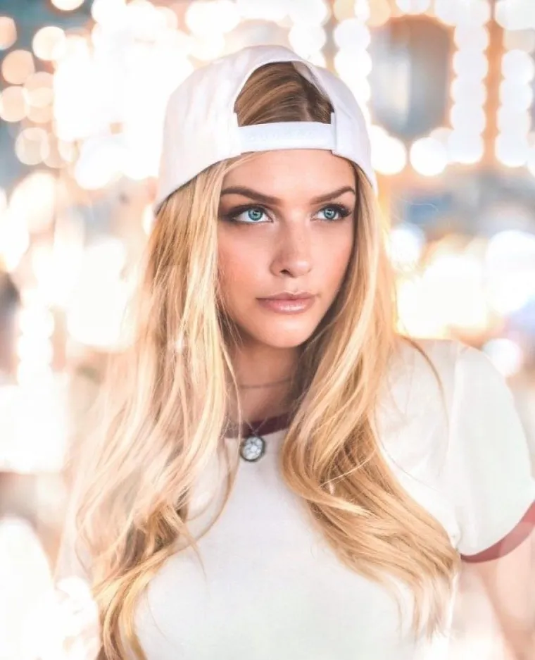 Stavile kapu i odjenule se lagano - toliko lagano da im se sve vidi