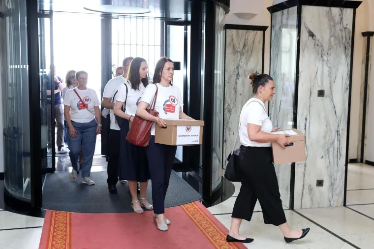 Sindikati predali Jandrokoviću 748.624 potpisa za referendum o mirovinskoj reformi