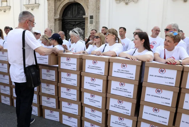 Sindikati predali Jandrokoviću 748.624 potpisa za referendum o mirovinskoj reformi
