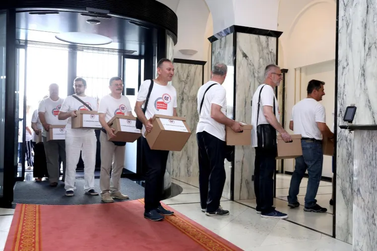 Sindikati predali Jandrokoviću 748.624 potpisa za referendum o mirovinskoj reformi