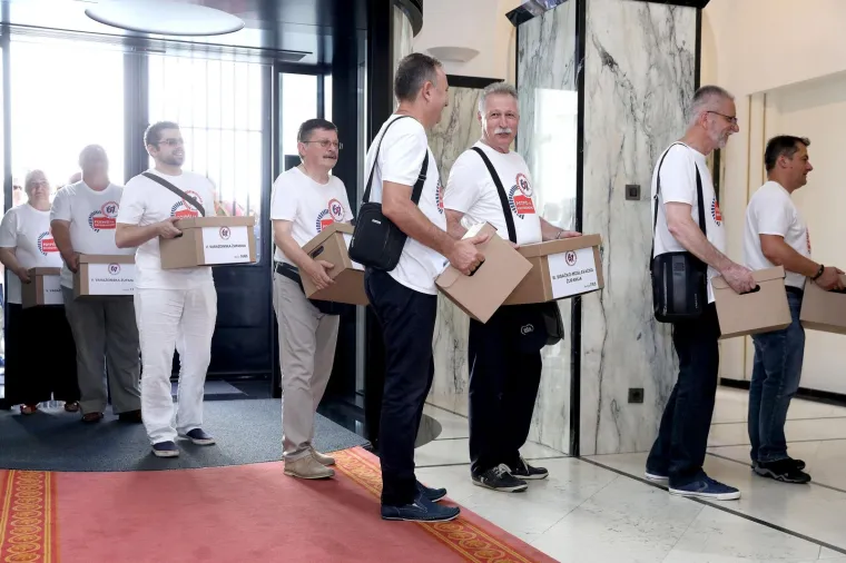 Sindikati predali Jandrokoviću 748.624 potpisa za referendum o mirovinskoj reformi