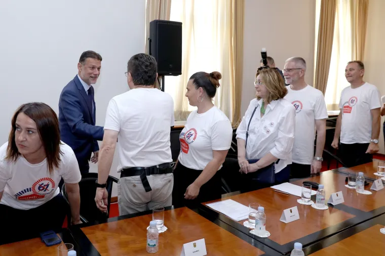 Sindikati predali Jandrokoviću 748.624 potpisa za referendum o mirovinskoj reformi