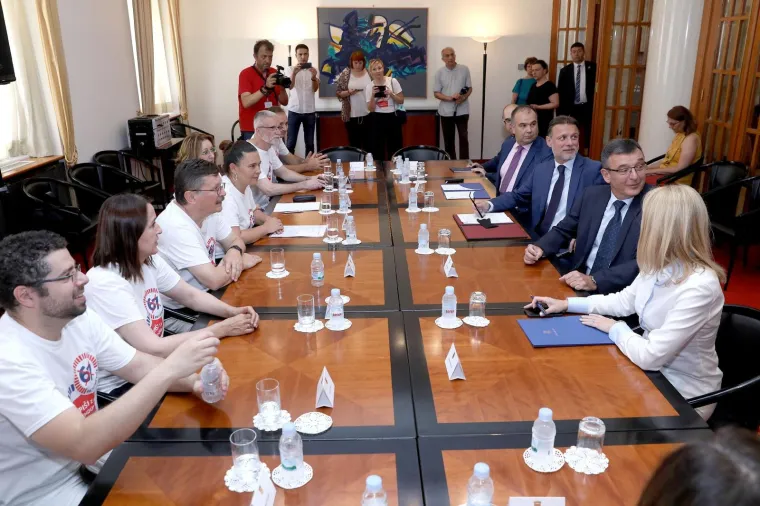 Sindikati predali Jandrokoviću 748.624 potpisa za referendum o mirovinskoj reformi