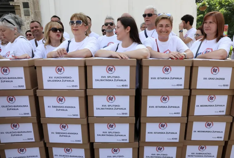 Sindikati predali Jandrokoviću 748.624 potpisa za referendum o mirovinskoj reformi