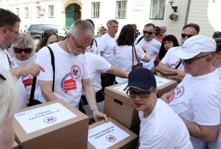 Sindikati predali Jandrokoviću 748.624 potpisa za referendum o mirovinskoj reformi