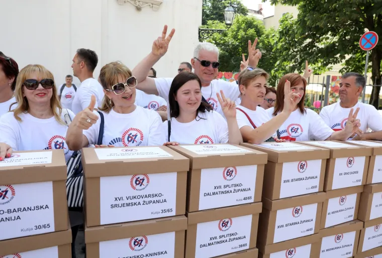 Sindikati predali Jandrokoviću 748.624 potpisa za referendum o mirovinskoj reformi