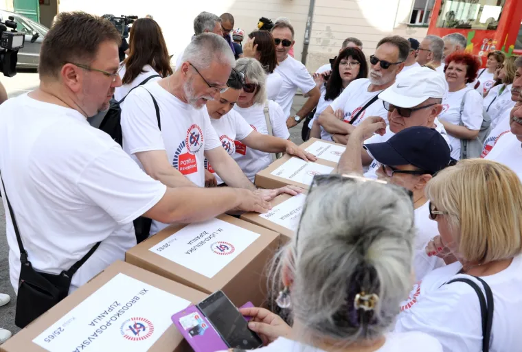 Sindikati predali Jandrokoviću 748.624 potpisa za referendum o mirovinskoj reformi