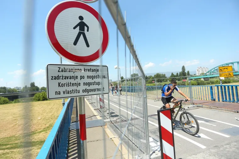 Propao nogostup na Savskom mostu: Rupa je 'sanirana', a na nogostup postavljene metalne ograde