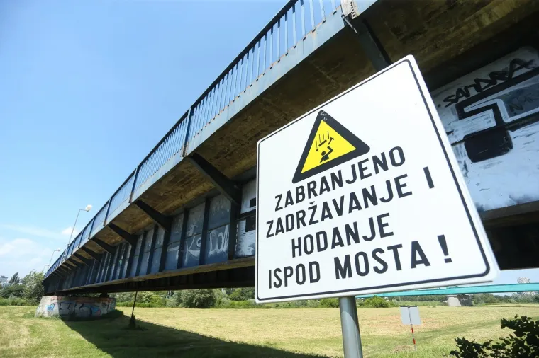 Propao nogostup na Savskom mostu: Rupa je 'sanirana', a na nogostup postavljene metalne ograde