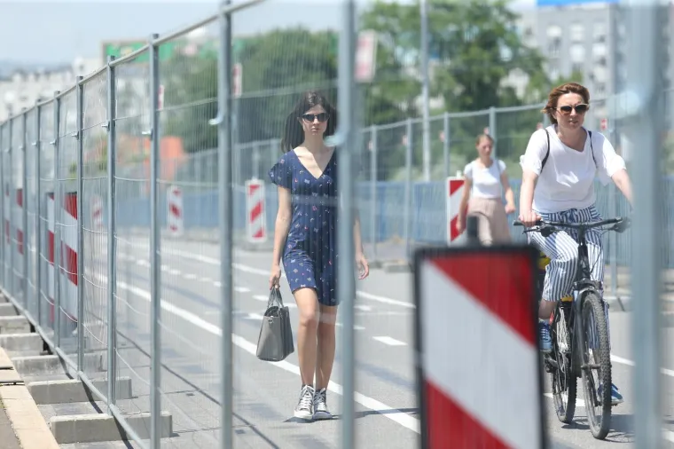 Propao nogostup na Savskom mostu: Rupa je 'sanirana', a na nogostup postavljene metalne ograde