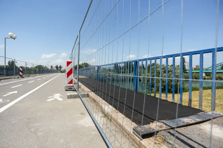 Propao nogostup na Savskom mostu: Rupa je 'sanirana', a na nogostup postavljene metalne ograde