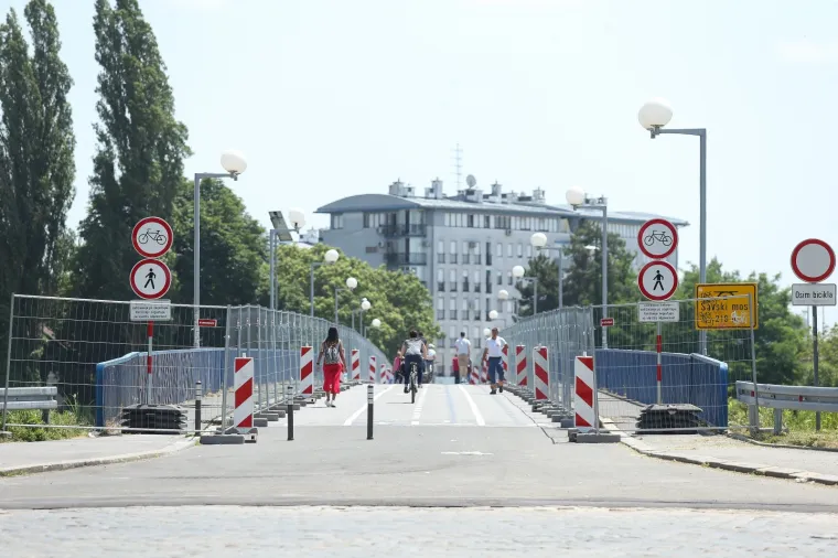 Propao nogostup na Savskom mostu: Rupa je 'sanirana', a na nogostup postavljene metalne ograde