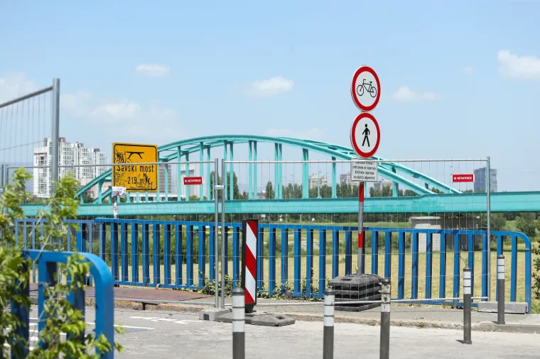 Propao nogostup na Savskom mostu: Rupa je 'sanirana', a na nogostup postavljene metalne ograde